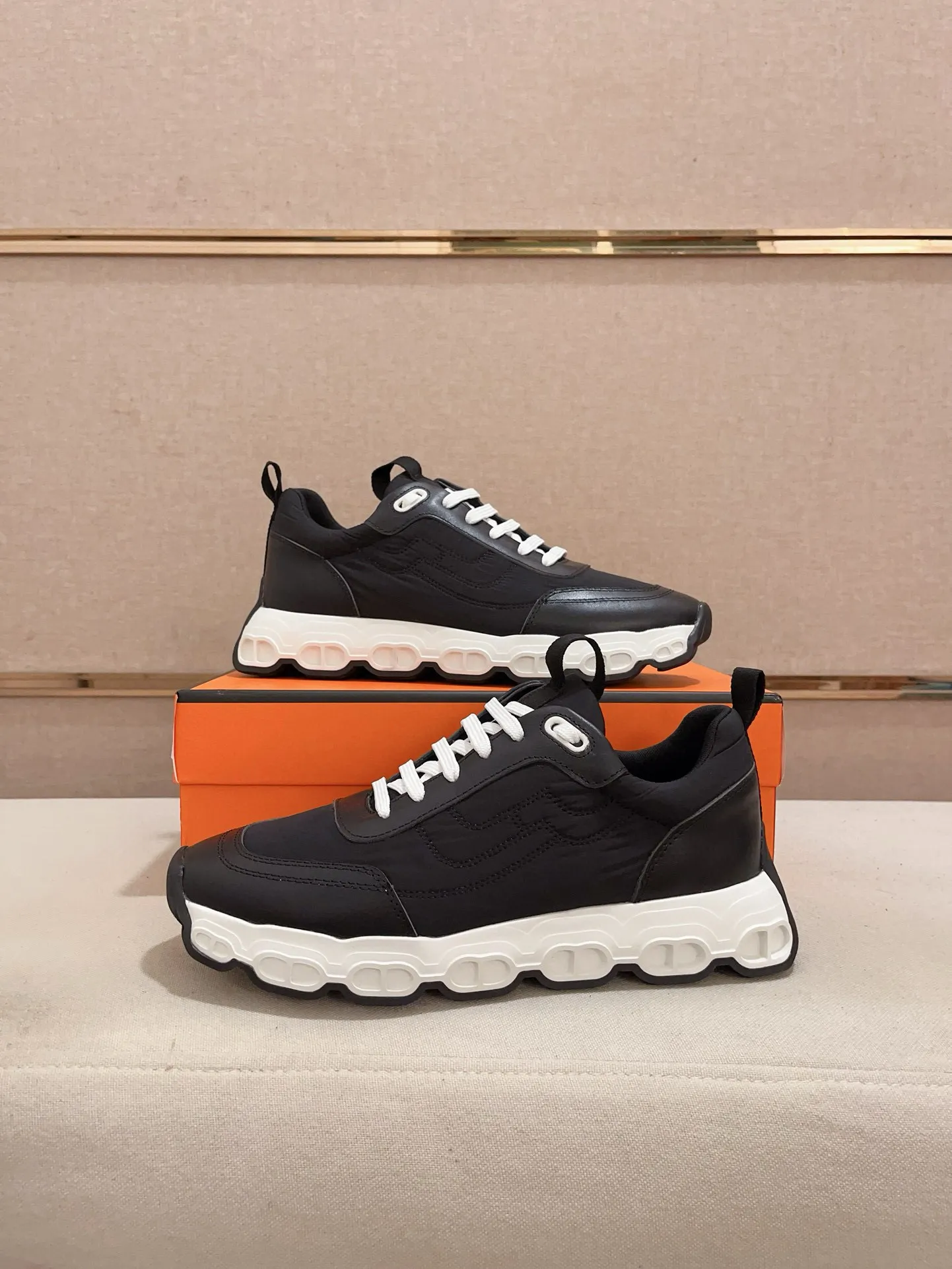 Factory price: 460💰《HERMES》【Classic Original Version】Hermès; Top 🔝 Purchasing Agency 🔍🔍 Men's latest 🇺🇸 counters are on sale simultaneously, original imported from Italy ▲▲First-layer cowhide ▲▲ (high-end, extravagance and class) times) Exquisite workmanship (Italian 🇮🇹Imported water-dyed 🐂cowhide lining) sole: Original sole provided by the original factory, ⚠️exclusive double-layer activity·TPR·rubber·combined molded outsole; super comfortable·wear-resistant·non-slip·environmental protection The real thing is more beautiful if you take the real thing (high quality, follow the order), you can enter and exit the counter at will * Number of yards: 38·39·40·41·42·43·44# (can be customized 45.)